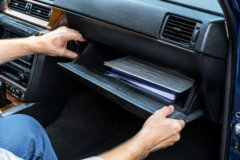 Vérification des documents d'immatriculation pour l'assurance youngtimer sans bonus-malus