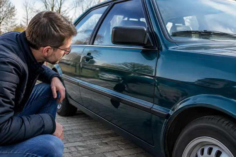 verification des alignements de carrosserie sur une audi 80 youngtimer lors de l achat