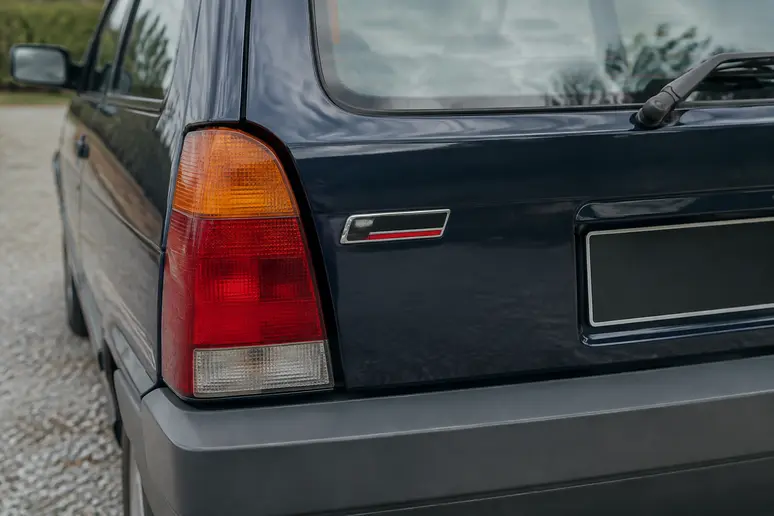 Détail de la carrosserie d'une Citroën AX youngtimer en état d'origine