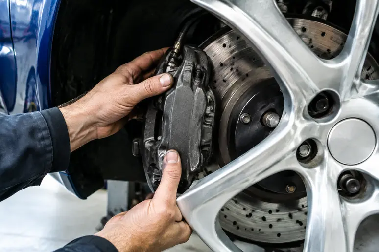 Contrôle visuel des disques de frein et des étriers Brembo sur une alfa romeo 156 gta