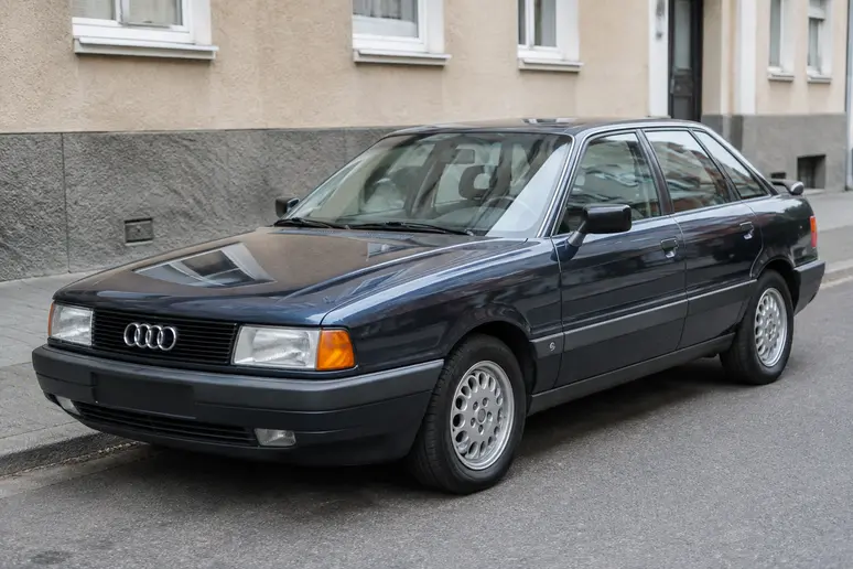 Une Audi 80 B3 stationnée dans une rue calme illustre l'évolution de sa cote sur le marché.