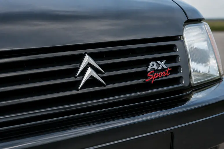 Gros plan sur le monogramme Sport de la cote citroen ax sur la calandre