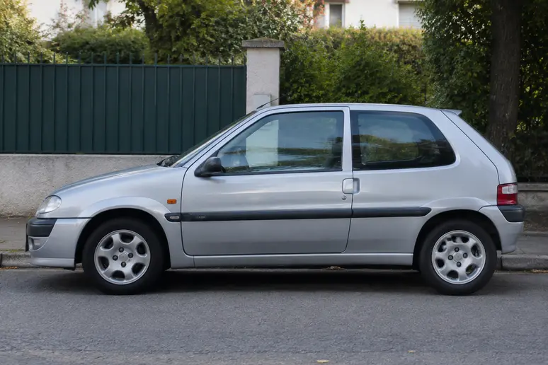 Citroën Saxo grise stationnée dans une rue résidentielle pour évaluer sa cote sur le marché