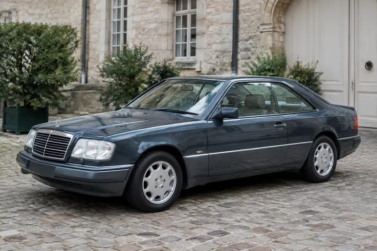 Coupé C124 garé montrant sa ligne caractéristique différente de la berline W124