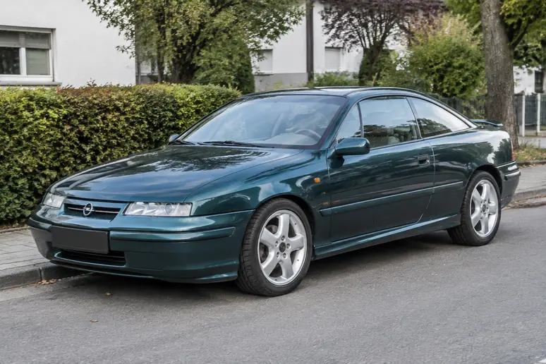 Coupé Opel Calibra garé dans une rue, illustrant l'état général observé sur le marché de la cote opel calibra