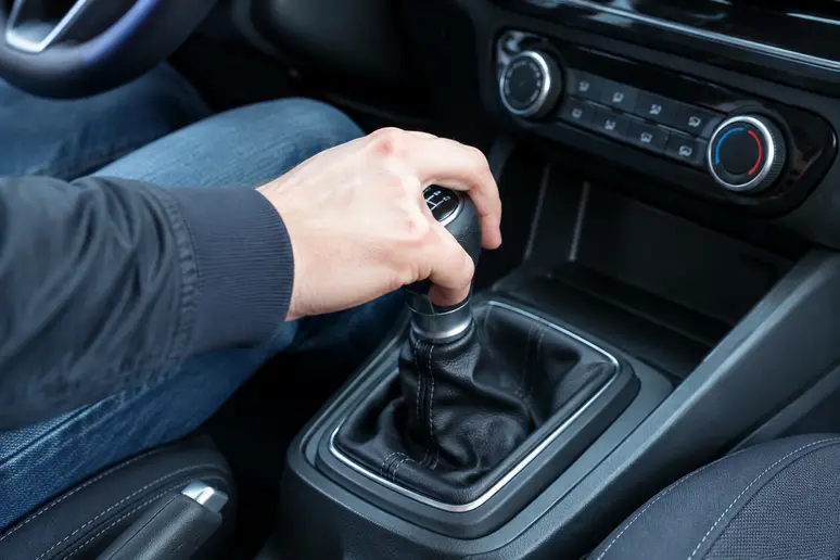 Vérification du levier de vitesse lors de l'essai d'un dacia jogger