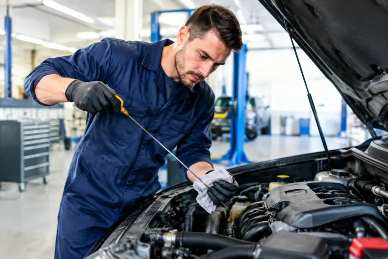 Contrôle régulier du niveau d'huile moteur lors de l'entretien d'une Dacia Sandero