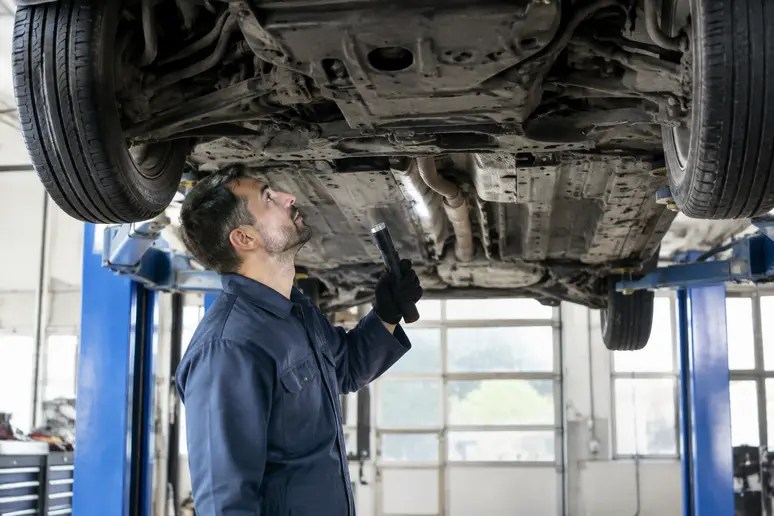 Contrôle technique d'une Fiat Panda sur un pont élévateur dans un atelier automobile
