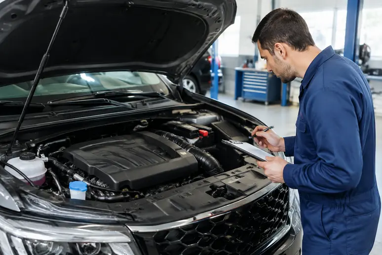 Vue sous le capot d'une motorisation thermique de Ford Kuga lors d'une inspection