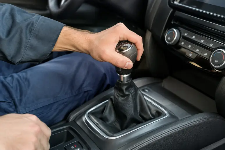 Contrôle d'un levier de vitesses de Hyundai Tucson d'occasion lors de l'essai routier