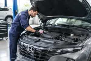 Un mécanicien inspecte le compartiment moteur lors d'une vérification de la fiabilité hyundai tucson en atelier