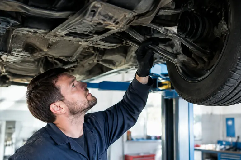 Vérification de la boîte CVT sur un Nissan Qashqai lors d'un contrôle d'entretien