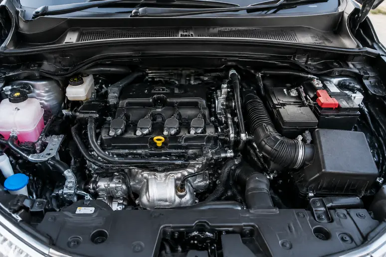 Vue rapprochée du bloc moteur essence sous le capot d'un Peugeot 3008 d'occasion