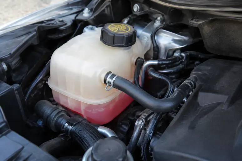 Vérification du niveau de liquide de refroidissement sur un moteur de Renault Captur