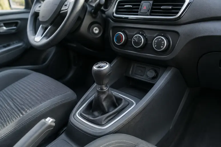 Levier de vitesses manuel et console centrale d'une Suzuki Swift d'occasion