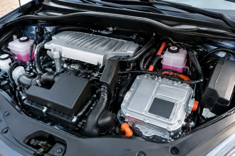 Compartiment moteur d'une voiture hybride fiable sous dix mille euros pour un achat serein