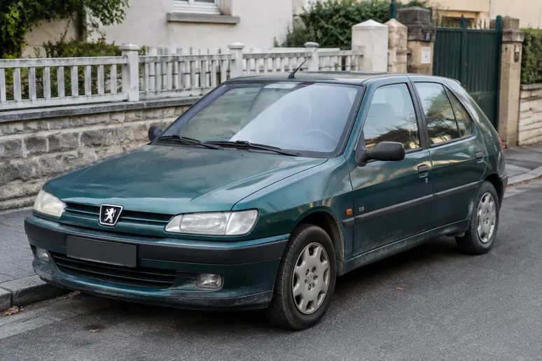 Peugeot 306 d'occasion garée dans une rue résidentielle pour évaluer sa cote réelle