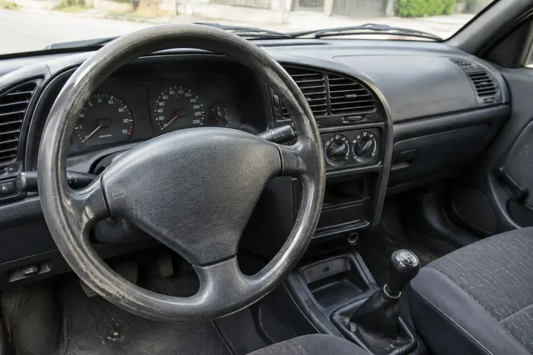 Détail du tableau de bord d'une Peugeot 306 pour estimer précisément sa cote