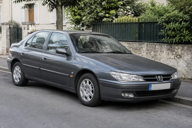 Berline Peugeot 406 stationnée dans une rue résidentielle pour illustrer les variations de prix sur le marché