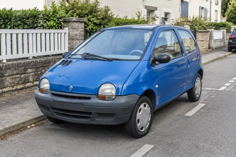 Renault Twingo 1 première génération stationnée dans une rue résidentielle lumineuse