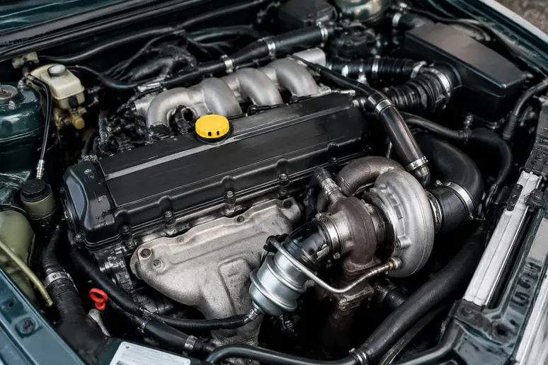 Moteur turbocompressé sous le capot d'une Saab 900 classique bien entretenue