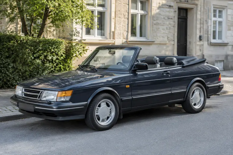 Cabriolet Saab 900 vintage garé le long d'un trottoir urbain