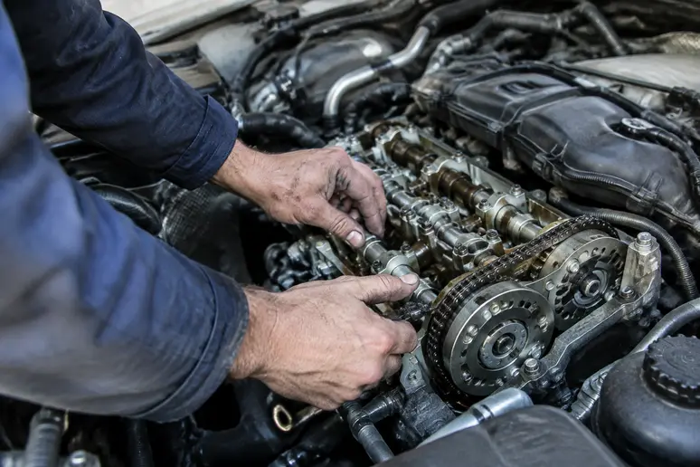 Mécanicien inspectant les composants internes d'un moteur 2.0 TFSI pour évaluer son usure
