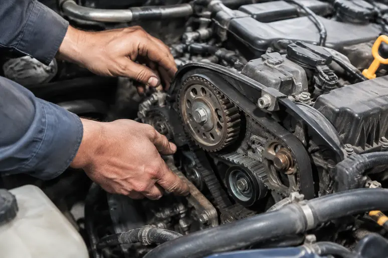 Inspection minutieuse de la courroie de distribution sur un moteur 1.0 i-VTEC de Honda Civic d'occasion