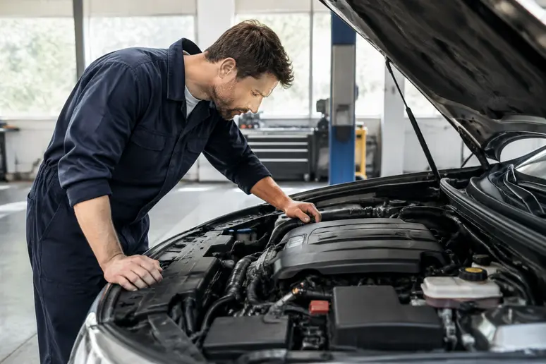 Vérification des éléments mécaniques sous le capot pour évaluer la fiabilité d'une Honda Civic d'occasion