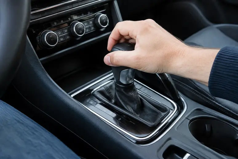 Main d'un conducteur testant la transmission automatique d'une Kia Ceed lors d'un essai routier