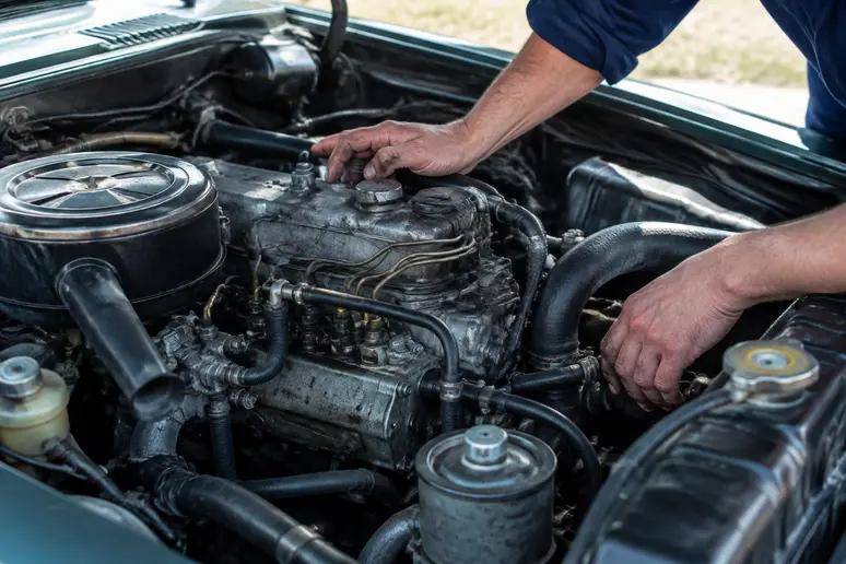 Contrôle des composants du moteur diesel d'une Mercedes W124 d'occasion avant l'achat