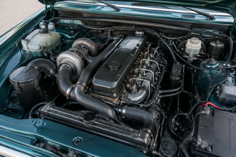 Vue détaillée du moteur six cylindres d'une Mercedes 300 D Turbo bien entretenue